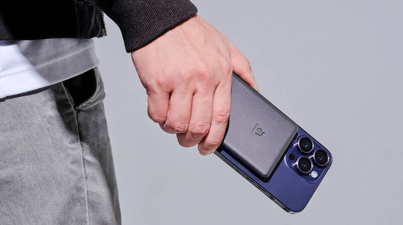Powerbanka ADAM Elements GRAVITY C5 5000 mAh šedá Powerbanka ADAM Elements GRAVITY C5 5000 mAh šedá