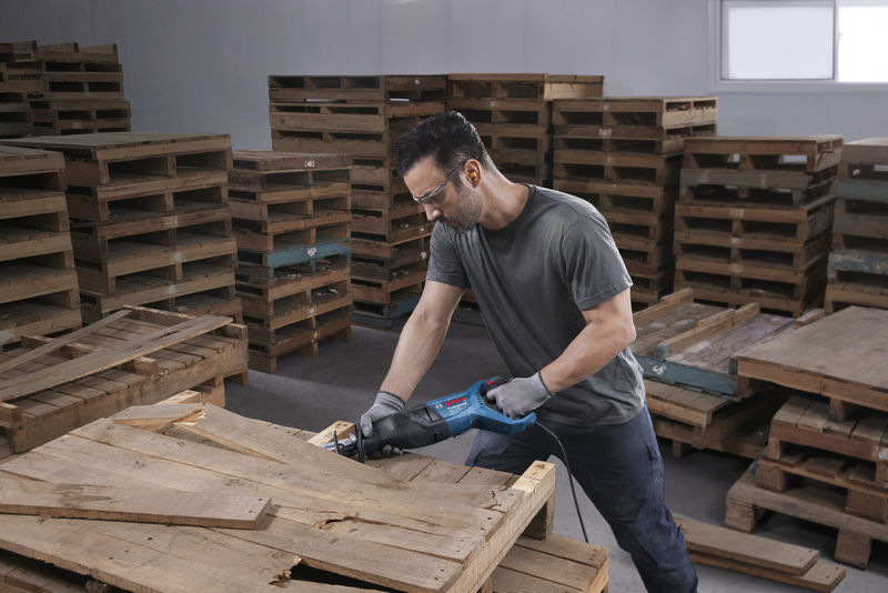 Pila ocaska Bosch Professional GSA 12-30 Univerzální konstrukce umožňuje řezání dřeva, kovu i demontáže konstrukcí s vysokou odolností a spolehlivým výkonem.