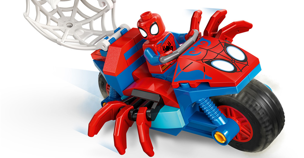 Spideyho pavoučí motorka se utká s Rhinem, který z pizza pece vystřeluje pizzy a chrání modrý drahokam.