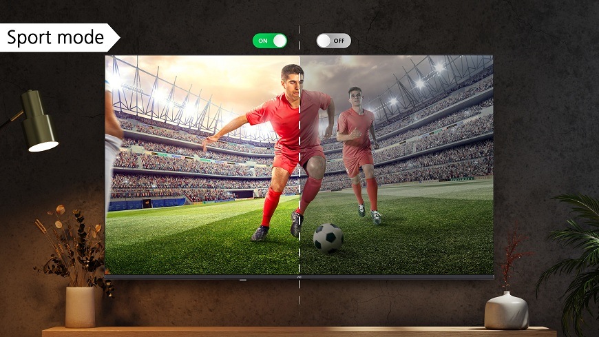 Televize JVC v interiéru, zobrazující ukázku obrazu při sportovním módu ON a OFF