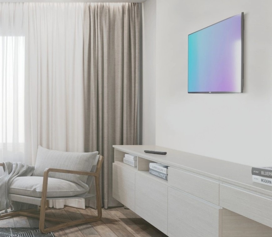 Nástěnný pevný držák TV Hama 220809 instalovaný v interiéru