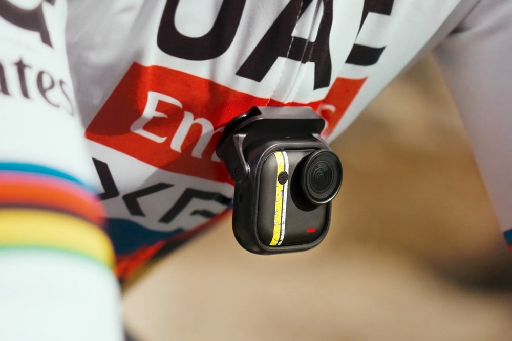 Insta360 GO Ultra Tadej Pogačar Edition váží jen 53 g