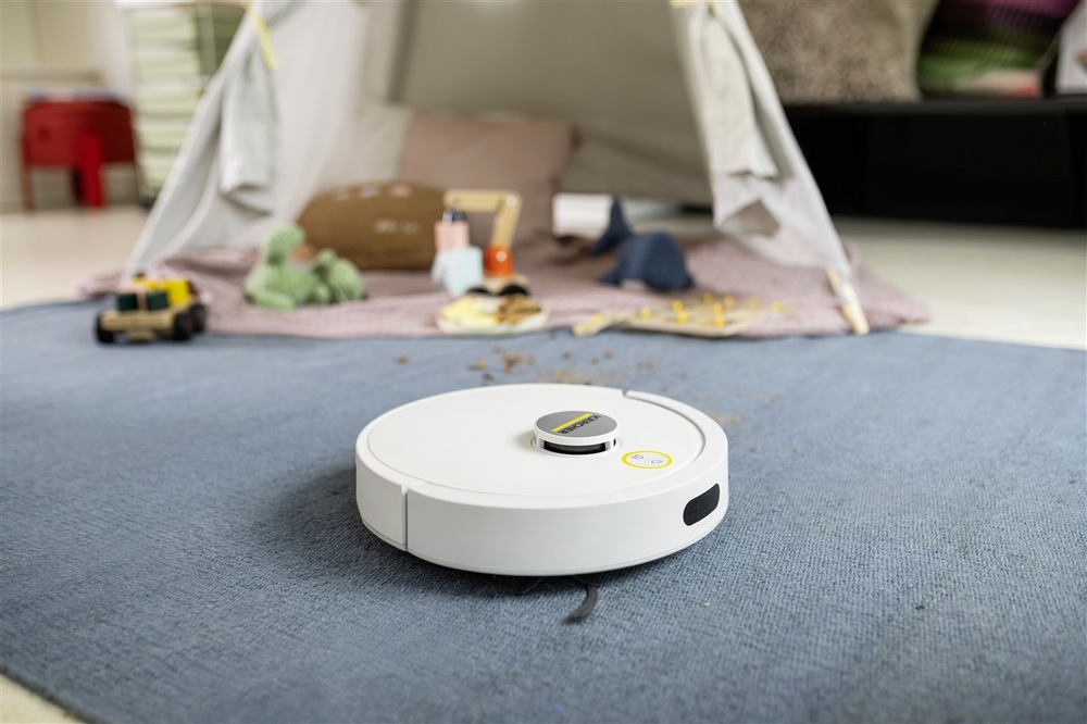 Robotický vysavač Kärcher RVC 3 Comfort bílý Kärcher RVC 3 Comfort při vysávání drobných nečistot z koberce v dětském pokoji