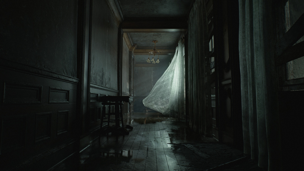Temná atmosférická scéna ze hry Resident Evil Requiem. Na obrázku je dlouhá chodba s dřevěnou podlahou a bílou záclonou vlající ve větru.