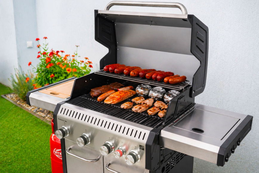 Gril G21 Alabama Silver BBQ Premium Line při grilování masa, klobás, zeleniny a příloh na zahradě