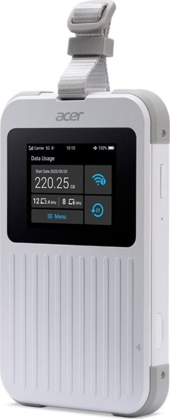 Router Acer Connect Enduro M6E Bílý mobilní hotspot Acer Connect Enduro M6E z předního bočního pohledu. Má dotykový displej se stavem 5G připojení, využitými daty a Wi-Fi ikonami, vroubkovaný přední panel, šedé ochranné rohy a nahoře látkové poutko pro přenášení.