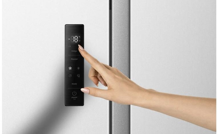 Americká lednice Gorenje G400 NRS917E41X nerez ruka ovládá chladničku Gorenje NRS917E41X pomocí dotykového displeje na dvířkách.