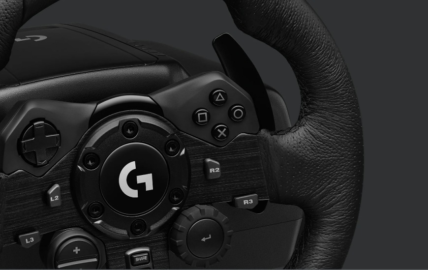 Detail volantu Logitech G923 SE, který zachycuje strukturu koženého potahu, ovládací tlačítka a řadicí pádla připravená na závod