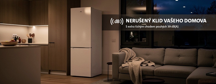Bílá kombinovaná lednice ETA 2750 v moderním otevřeném interiéru vedle obývacího pokoje s pohovkou. Text: Nerušený klid vašeho domova – s extra tichým chodem pouhých 39 dB(A)