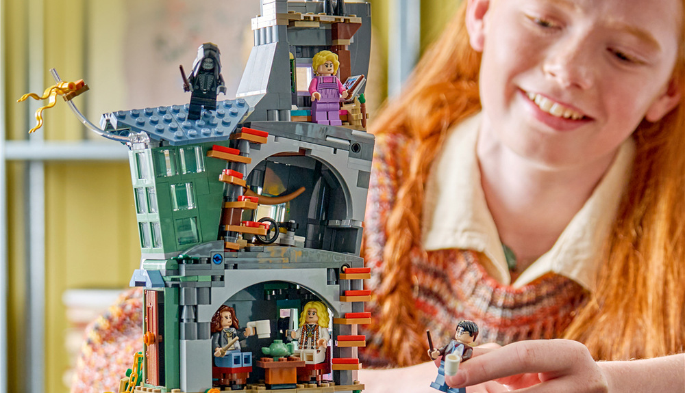 Stavebnice LEGO® Harry Potter™ 76467 Dům Lenky Láskorádové Světelná kostka umožňuje promítat obrázky z Příběhu tří bratří přímo na zeď v kuchyni.