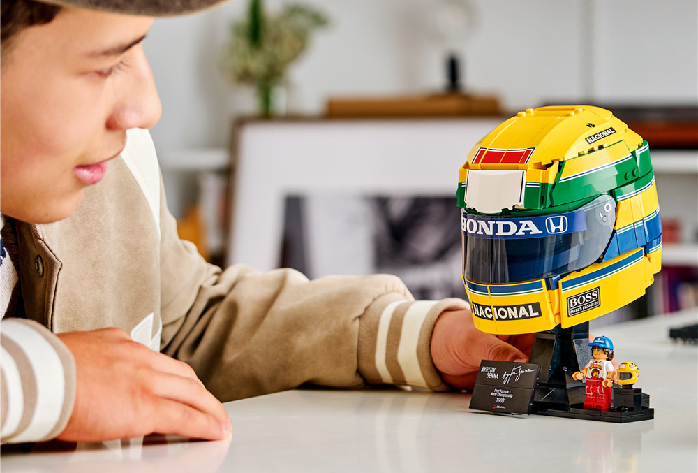 Stavebnice LEGO® Editions 43024 Helma Ayrton Senna Žlutá helma Ayrtona Senny se zelenými prvky připomíná brazilský původ závodníka a díky 931 dílkům nabízí propracované stavění.