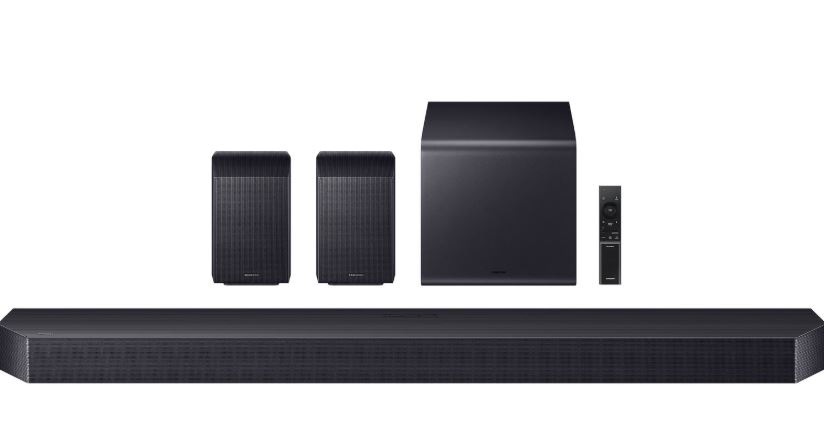 soundbar Samsung HW-Q990H včetně bezdrátoveho subwooferu, středového reproduktoru a dvou zadnich reproduktorů