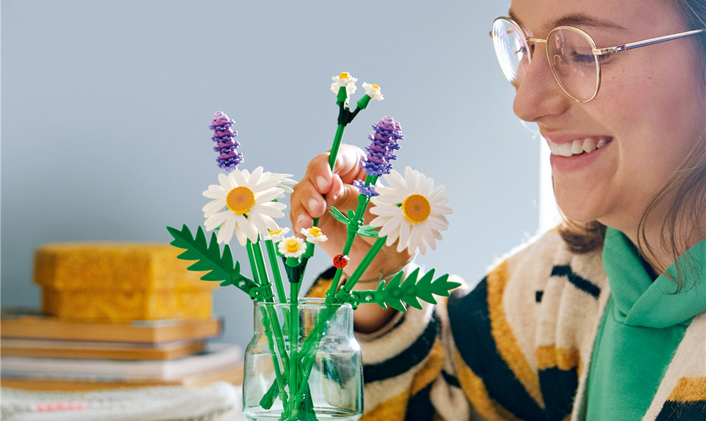 Stavebnice LEGO® Botanicals 11508 Kopretiny Malá beruška ukrytá mezi květinami dodává modelu roztomilý detail a motivuje děti k pečlivosti.