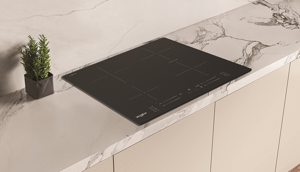 Indukční varná deska Whirlpool zasazená do luxusní pracovní desky ve vzhledu mramor