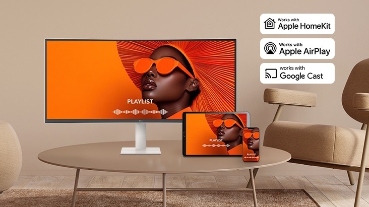 Elegantní širokoúhlý monitor, tablet a chytrý telefon zobrazují zářivý obraz ženy v oranžových slunečních brýlích a klobouku. Kompatibilní se streamováním od Apple a Google.