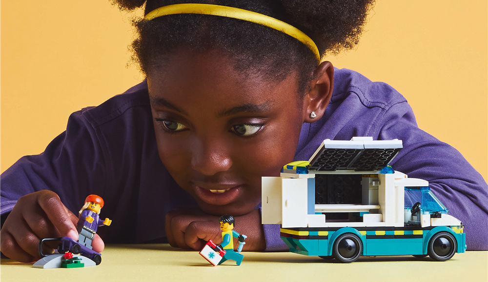 Stavebnice LEGO® City 60451 Sanitka Minifigurka záchranáře, skejťačka a rampa dávají dětem možnost vymýšlet vlastní záchranářské příběhy.