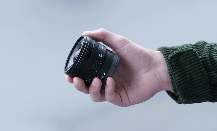Objektiv Sony E 10-20 mm f/4 PZ G černý Snímek ruky člověka držícího objektiv E PZ 10-20mm F4 G, který je dost malý na to, aby se vešel do lidské ruky