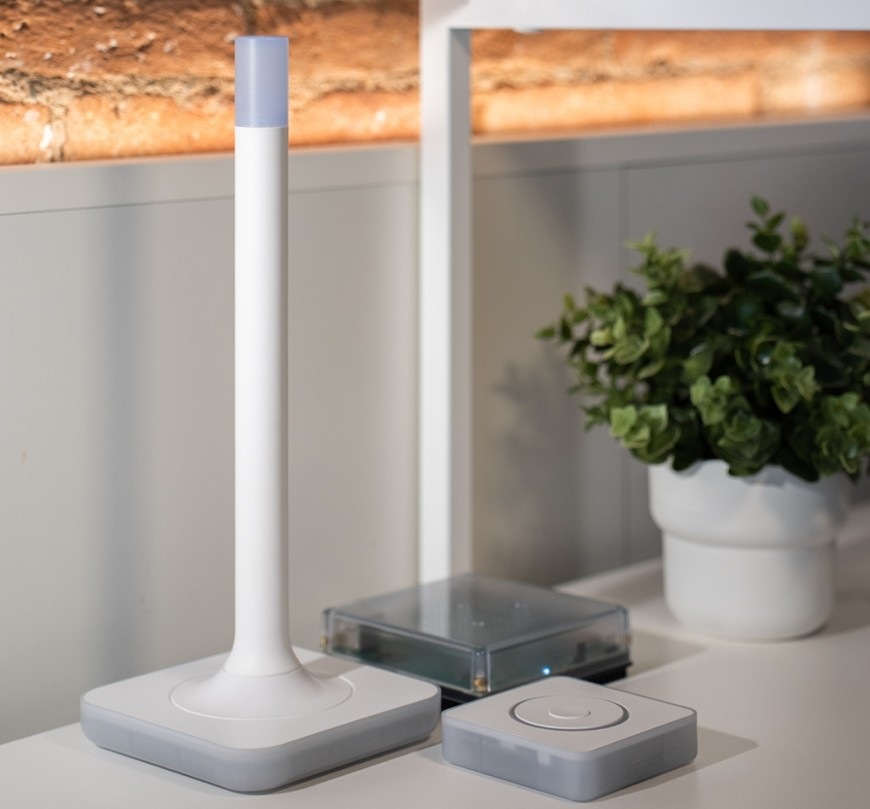 Řídicí jednotka Home Assistant Connect ZWA-2 bílá Řídicí jednotka Home Assistant Connect ZWA-2 umístěná v interiéru