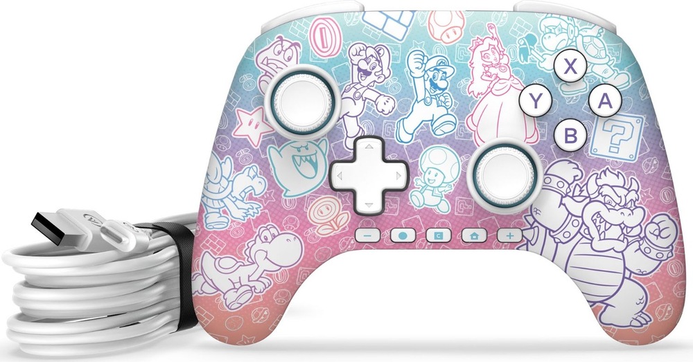 Na obrázku je drátový gamepad PowerA Advantage pro Nintendo Switch 2. Vedle ovladače je smotaný dlouhý kabel s konektory USB-C a USB-A, který slouží k připojení ke konzoli. Na přední straně ovladače jsou dva analogové joysticky, směrový kříž, tlačítka A, B, X a Y a spodní řada funkčních tlačítek. Uprostřed je logo Nintendo Switch 2.