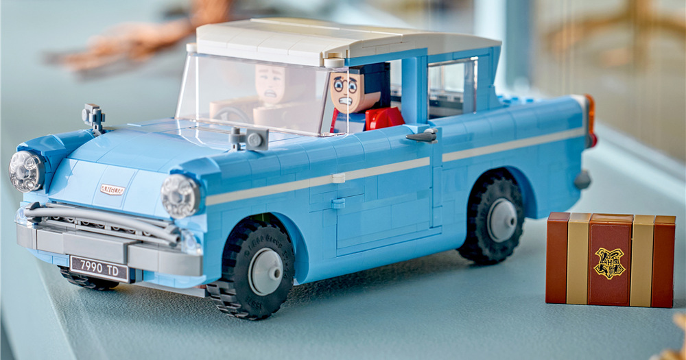 Stavebnice LEGO® Harry Potter™ 76470 Kouzelné létající auto Ford Anglia™ Harry Potter, Ron Weasley a sova Hedvika umožňují rozehrát známé filmové scény i vlastní dobrodružství.