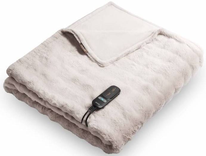 Šedá vyhřívací deka Duux DXOB12 Yentl Cuddle 200×200 cm z měkkého chlupatého polyesteru, složená s odnímatelným ovladačem a rovnoměrnou distribucí tepla.