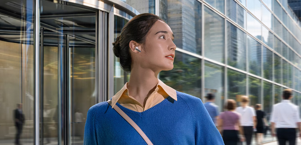 Žena jsoucí po ulici se sluchátky Samsung Galaxy Buds4 vybavenými potlačením hluku ANC