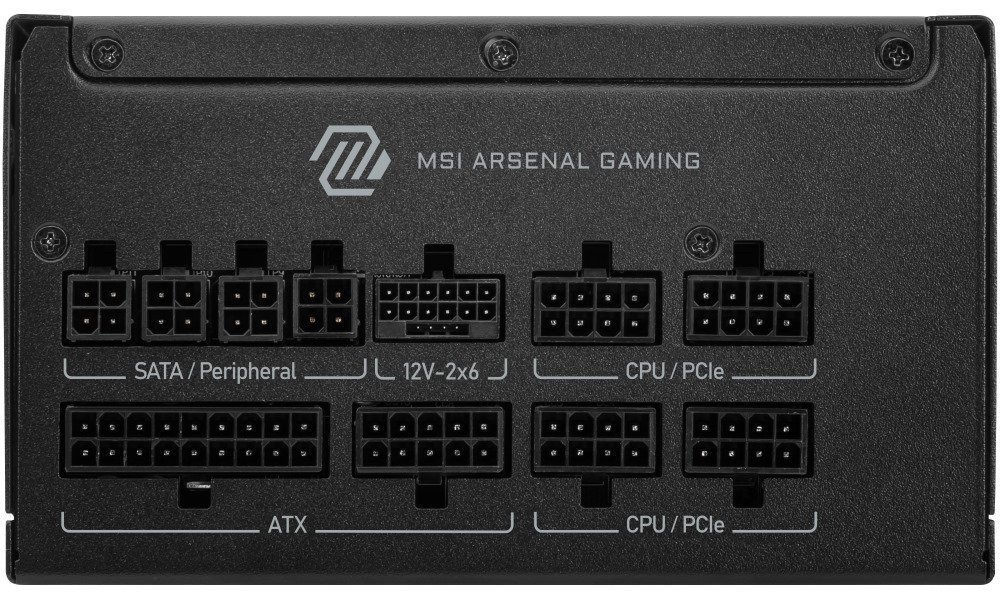 Zdroj MSI MSI MAG A850GLS 850W PCIE5 černý Na obrázku je panel modulárního napájecího zdroje MSI s konektory pro odpojitelné kabely. Na černé kovové ploše je nahoře logo MSI Arsenal Gaming a pod ním několik přesně popsaných zásuvek pro SATA/Peripheral, 12V-2x6, ATX a CPU/PCIe. Konektory jsou uspořádané přehledně do dvou řad a každý typ má svůj popisek. Jde o technický detail, který ukazuje místo pro zapojení kabeláže do zdroje.