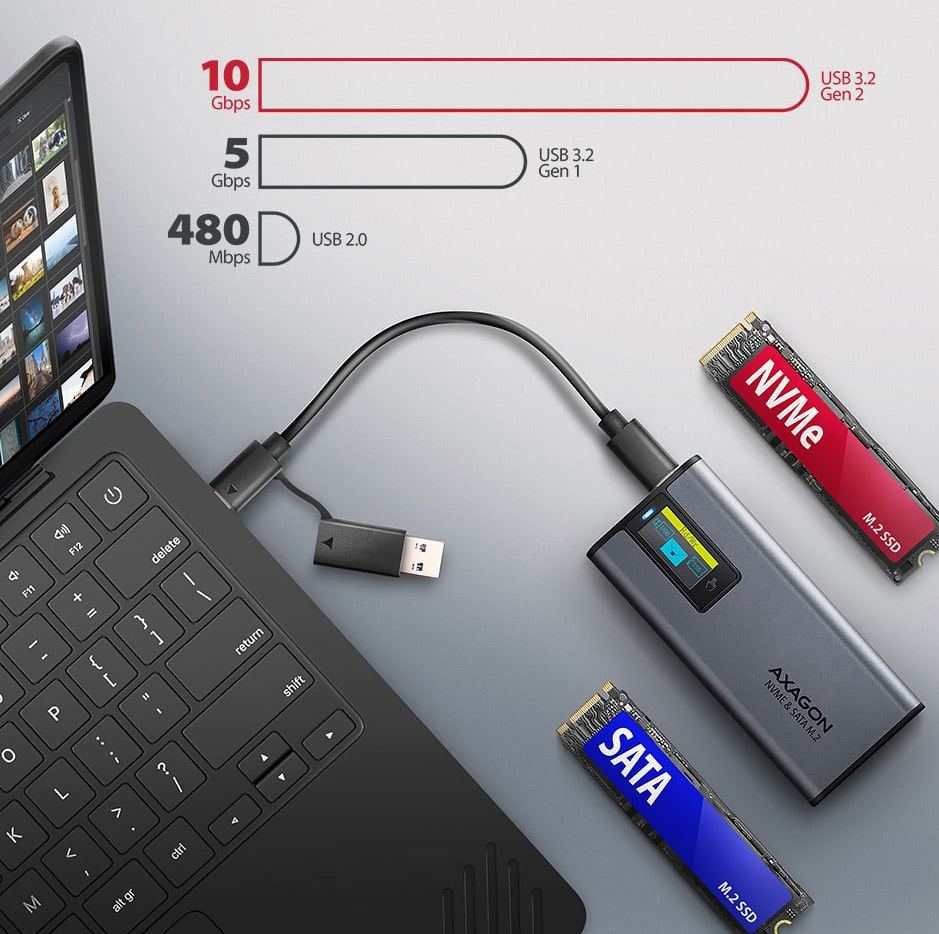 Externí rámeček Axagon DISPLAY box, USB-C 10Gbps - M.2 NVMe & SATA SSD šedý Na obrázku je externí box AXAGON pro NVMe a SATA M.2 SSD připojený k notebooku krátkým kabelem. Na těle boxu je malý barevný displej a vedle jsou zobrazené dva typy podporovaných disků – červený NVMe a modrý SATA modul. V horní části je srovnání přenosových rychlostí, které ukazuje až 10 Gb/s pro USB 3.2 Gen 2 oproti pomalejším verzím USB.