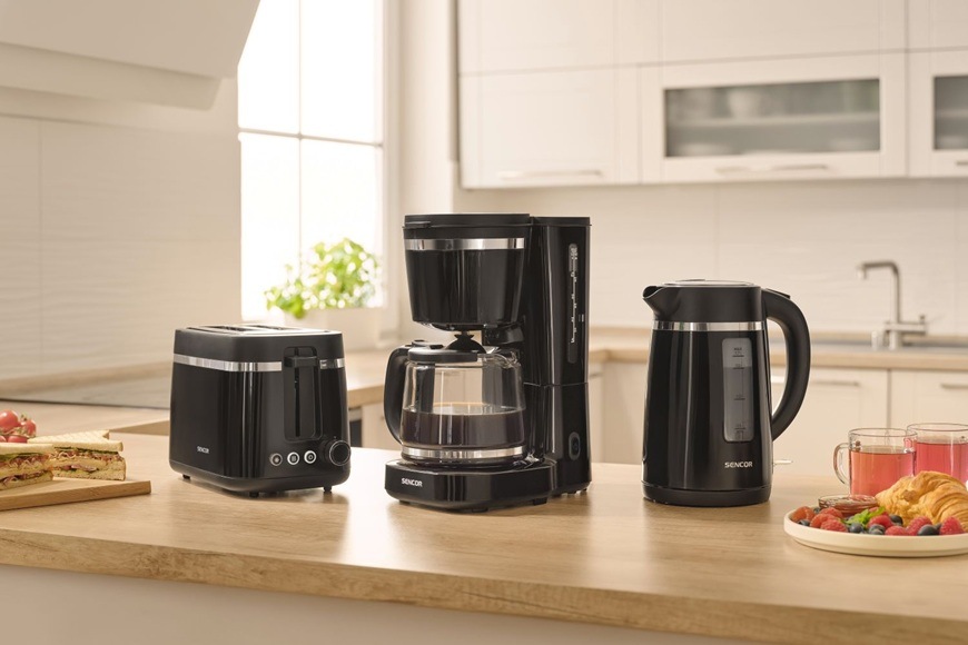 Kávovar Sencor SCE 2710BK Dark Line je součástí elegantní kolekce kuchyňských spotřebičů v černém provedení. Na obrázku je zobrazen společně s rychlovarnou konvicí a topinkovačem, které tvoří designově sladěnou sestavu pro moderní kuchyni. Minimalistické zpracování, lesklé detaily a kompaktní rozměry podtrhují styl i praktičnost celé řady Dark Line.