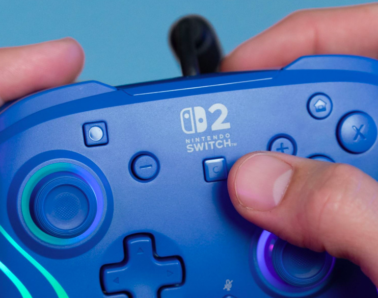 Hráč stisknutím tlačítka C otevírá funkce GameChat na modrém gamepadu pro Nintendo Switch 2