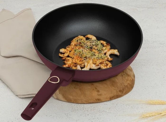 Pánev WOK Berlinger Haus Leonardo Collection BH-8033, 28 cm bordó Ve WOK pánvi jsou připravené krevetky, díky hlubšímu tvaru lze připravovat i větší množství.