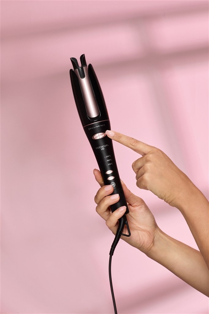 Kulma loknovací Bellissima 21005 Ricci&Curl HD černá/růžová Ruka mačká tlačítko směru otáčení automatické kulmy Bellissima Ricci&Curl HD.