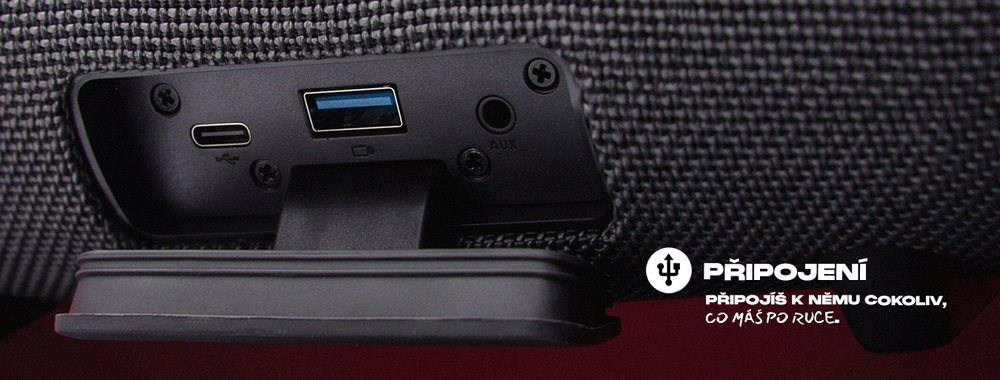 Přenosný reproduktor JVC XS-E524B černý Detail konektorů přenosného reproduktoru JVC pod ochrannou krytkou – USB-C, USB-A a AUX 3,5mm jack. Text: Připojení – připojíš k němu cokoliv, co máš po ruce.