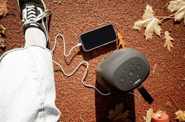 Mobilní telefon připojený k reproduktoru Concept SoundJoy BR5035 pro dobíjení