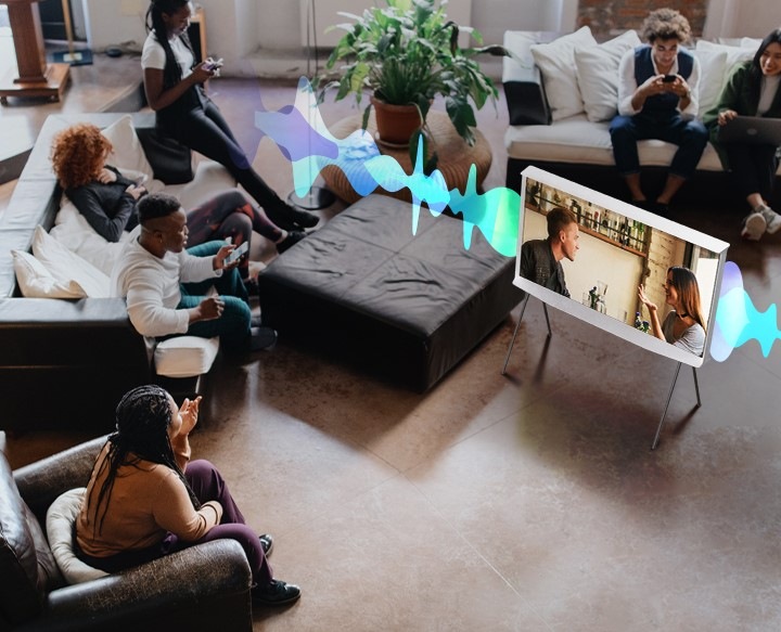Televize Samsung The Serif QE49LS01TA Televize Samsung QE49LS01TA stojící uprostřed místnosti plné lidí, kteří sedí kolem televize, z televize vycházejí nakreslené zvukové vlny