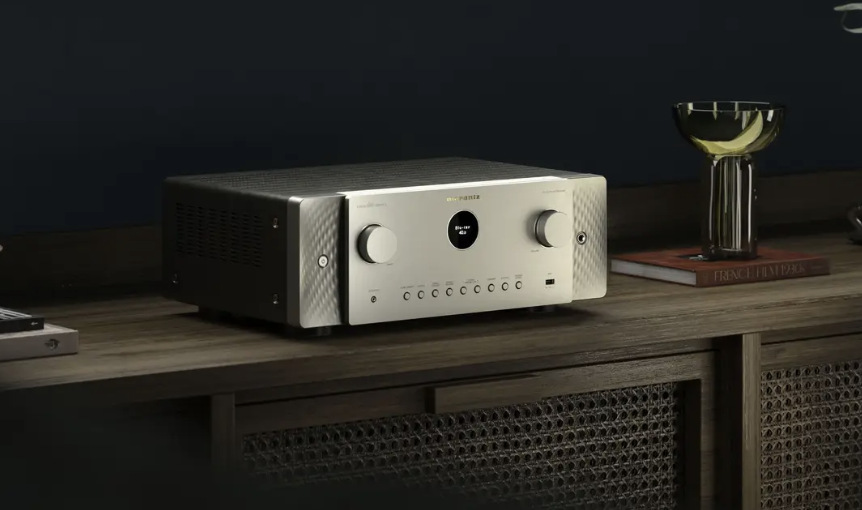 AV receiver Marantz Cinema 60 DAB S2 umístěný na dřevěné skříňce v interiéru