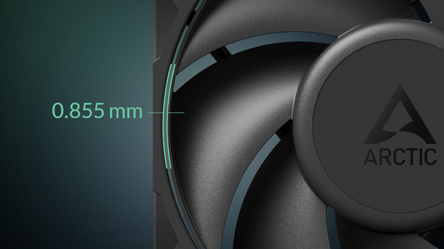 Pro efektivnější proudění vzduchu se mezi lopatkami ventilátoru Arctic Cooling P12 Pro nachází minimální mezera