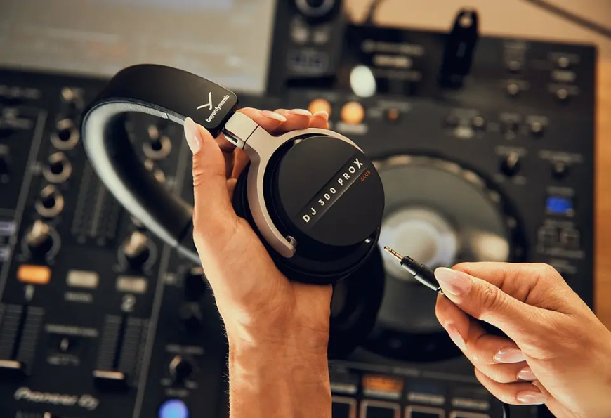 Detail ruky připojující kabel ke sluchátkům Beyerdynamic DJ 300 PRO X CLUB