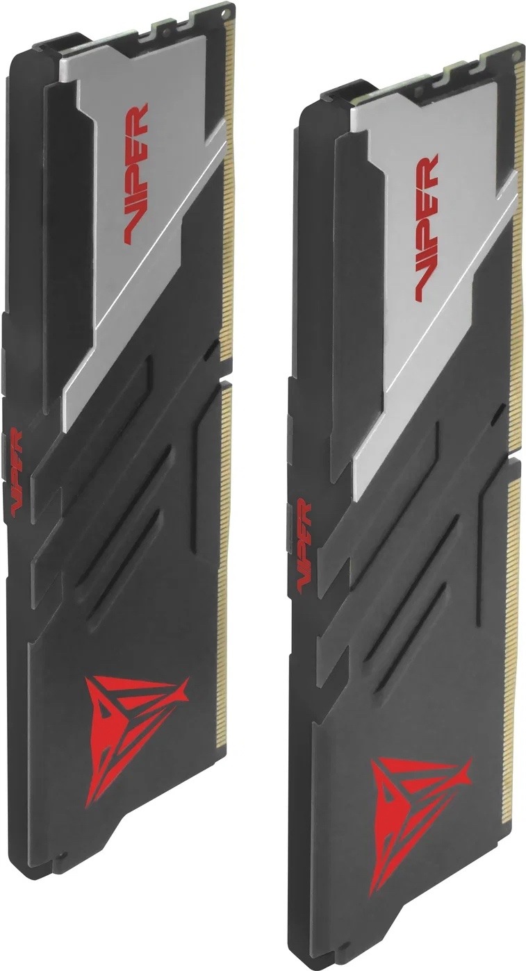 Na obrázku jsou dva paměťové moduly Patriot Viper Venom bez RGB podsvícení. Moduly mají černo-stříbrný chladič s hranatým herním designem a červeným logem Viper. Na spodní části chladiče je výrazné červené logo ve tvaru hlavy zmije. Po pravé straně každého modulu jsou vidět zlaté kontakty pro zasunutí do slotu základní desky.