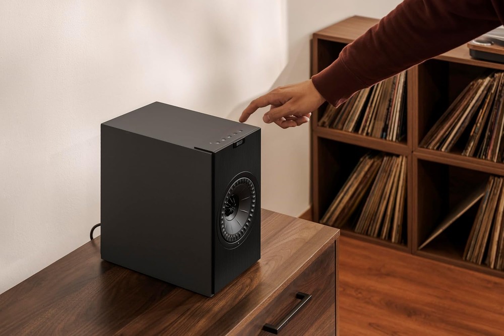 Reproduktory KEF Coda W (2 ks) černé Horní ovládací panel reproduktoru KEF Coda W s dotykovými tlačítky pro snadné ovládání přehrávání a funkcí systému