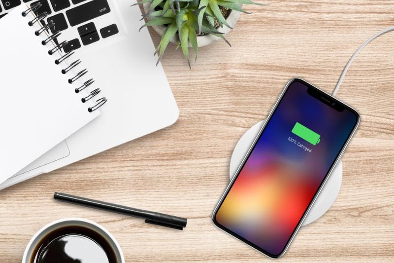 Bezdrátová nabíječka FIXED Pad, 10W bílá Bezdrátová nabíječka FIXED Pad, 10W bílá