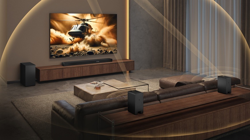Soundbar Hisense AX5140Q spolu se 4 reproduktory je rozmístěn po moderním obývacím pokoji.