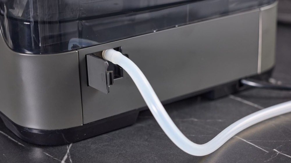 Espresso Hisense HSACM20LP antracitový detail zapojeni hadice k připojeni na vodu do zadni časti kávovaru Hisense HSACM20LP
