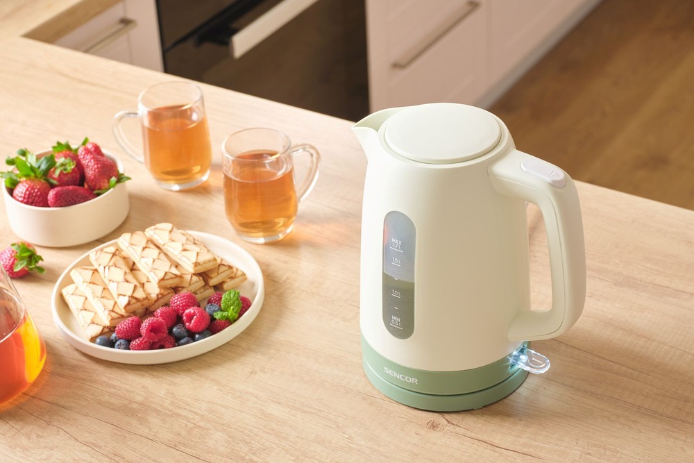 Rychlovarná konvice Sencor SWK 1732GR 1,7 l zelená/béžová Konvice Sencor SWK 1732GR na lince vedle jídla