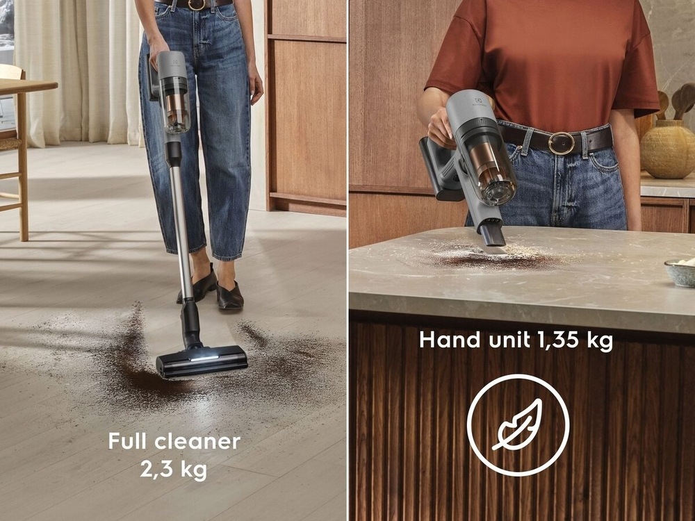 Vlevo žena vysává nepořádek z podlahy vysavačem Electrolux – pod ním info o váze 2,3 kg. Vpravo vysává nepořádek z kuchyňské linky pomocí ruční jednotky – pod ní info o váze 1,35 kg. 