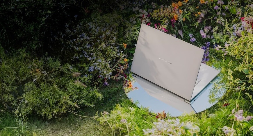 Asus Zenbook S14 si kdykoli můžete sbalit do batohu a vypravit se pracovat do terénu. 