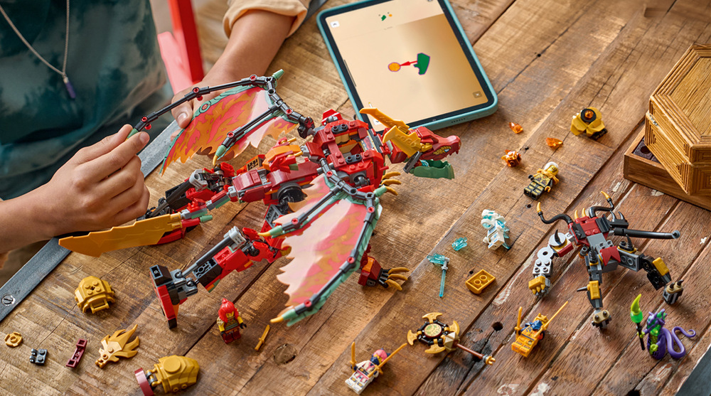 Stavebnice LEGO® NINJAGO® 71868 Wyldfyre a transformační dračí oblek Stavebnice spojuje proměnlivého draka, robotické souboje a tvořivé stavění s aplikací LEGO Builder.
