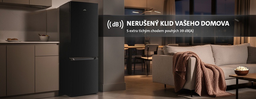 Chladnička s mrazničkou ETA 275090020D černá Černá kombinovaná lednice ETA 2750 v moderním otevřeném interiéru vedle obývacího pokoje s pohovkou. Text: Nerušený klid vašeho domova – s extra tichým chodem pouhých 39 dB(A)