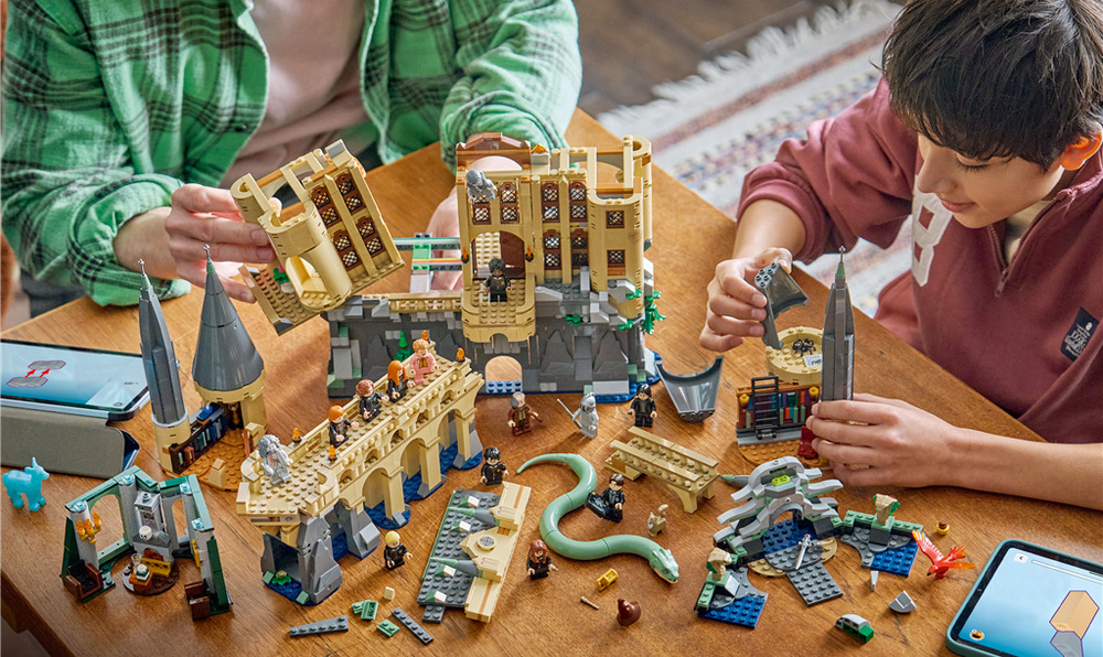Stavebnice LEGO® Harry Potter™ 76473 Bradavický hrad: Východní křídlo Stavění jako společné kouzlo – Díky aplikaci LEGO Builder mohou na stavbě Bradavic spolupracovat děti, rodina i kamarádi.