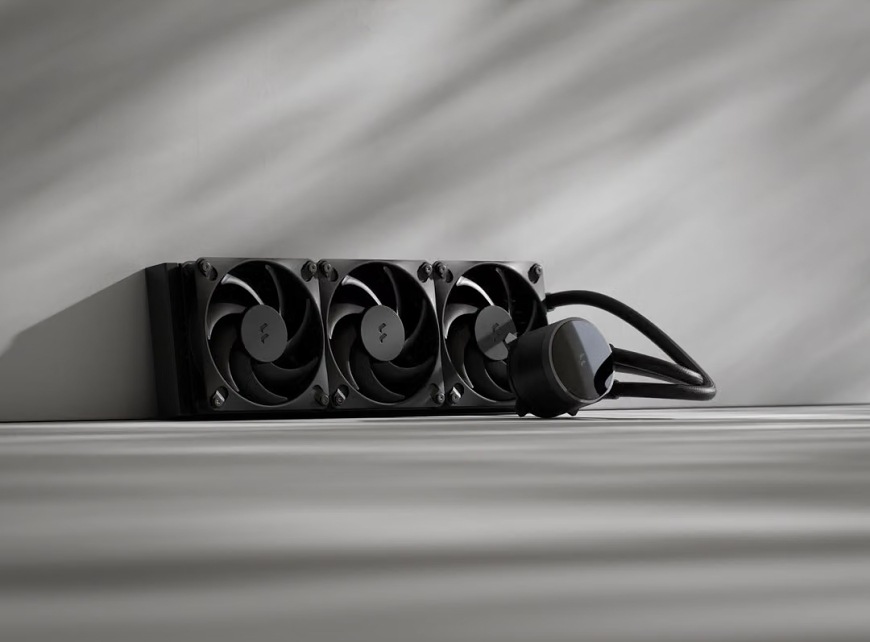 FRACTAL DESIGN Radius 360 Black s trojicí ventilátorů, radiátorem a blokem pumpy na světlém podkladu